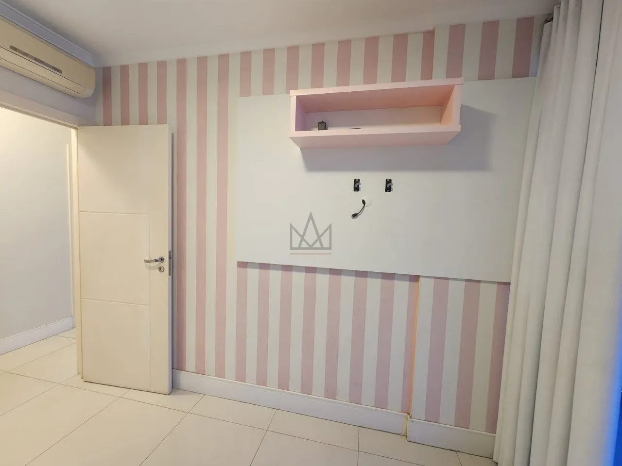 4-bedroom apartment in a building with a gym — photo 21