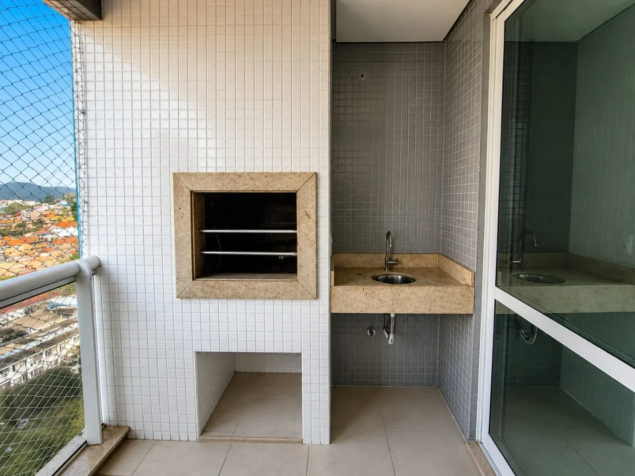 3-bedroom apartment with a balcony and built-in grill