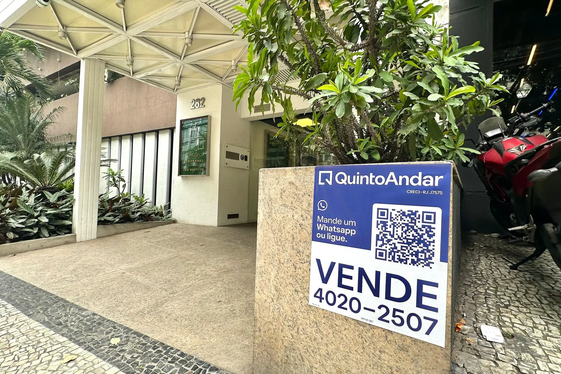 One-bedroom apartment with a mountain view in Rio de Janeiro — photo 51