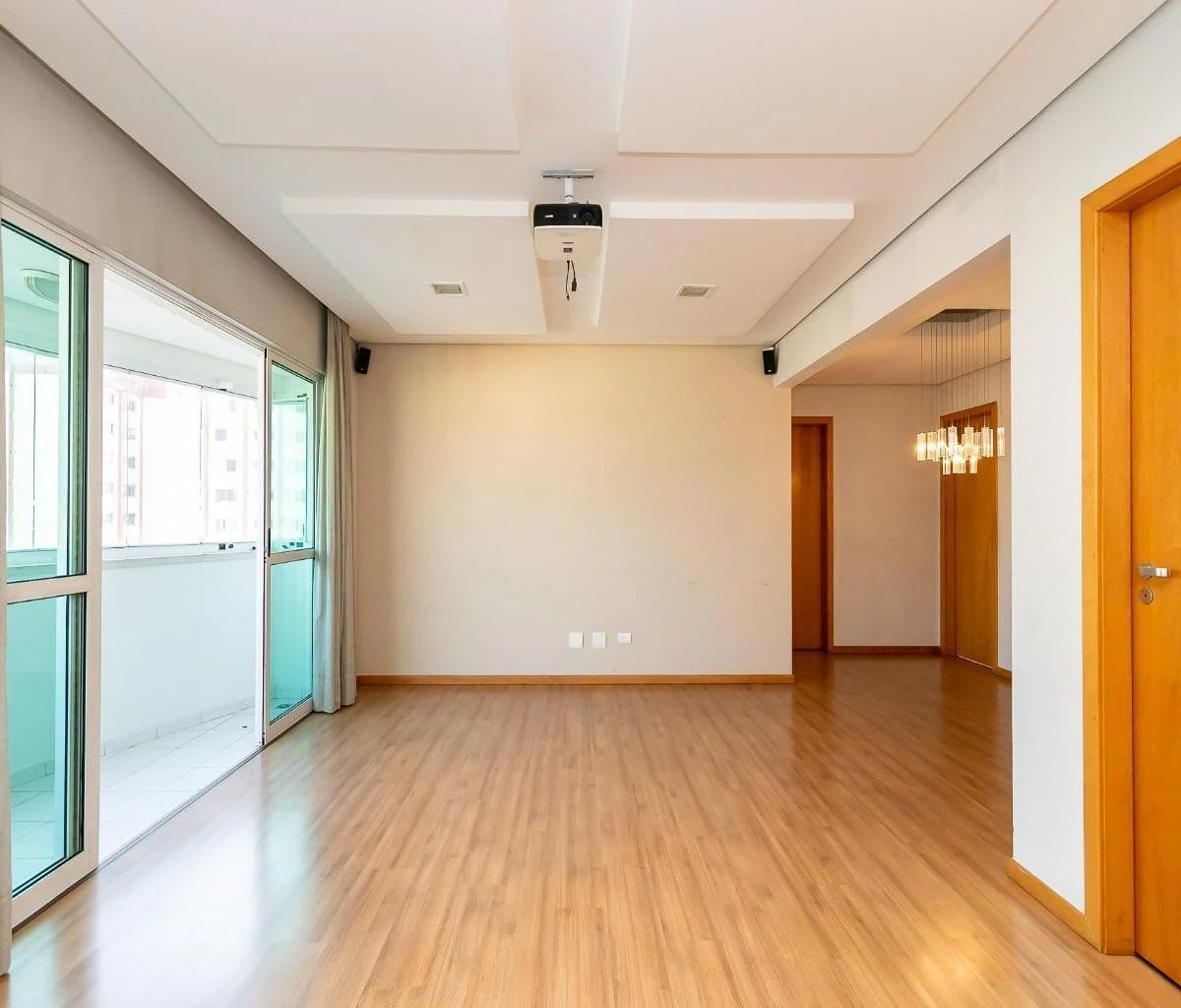 4-bedroom apartment with a home office in Curitiba