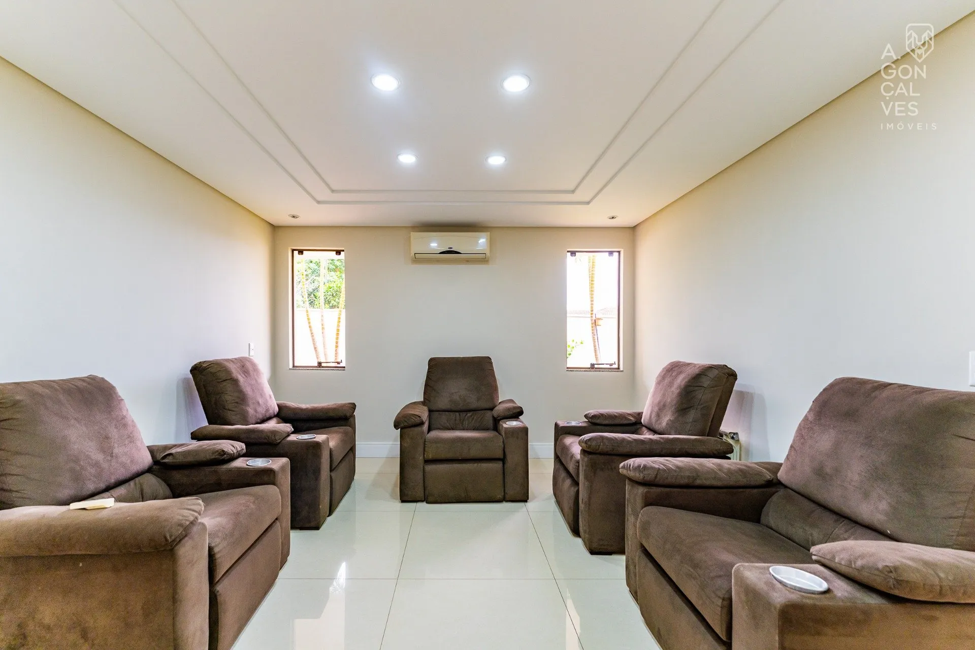 Unfurnished house with 4 bedrooms and 5 bathrooms — photo 27