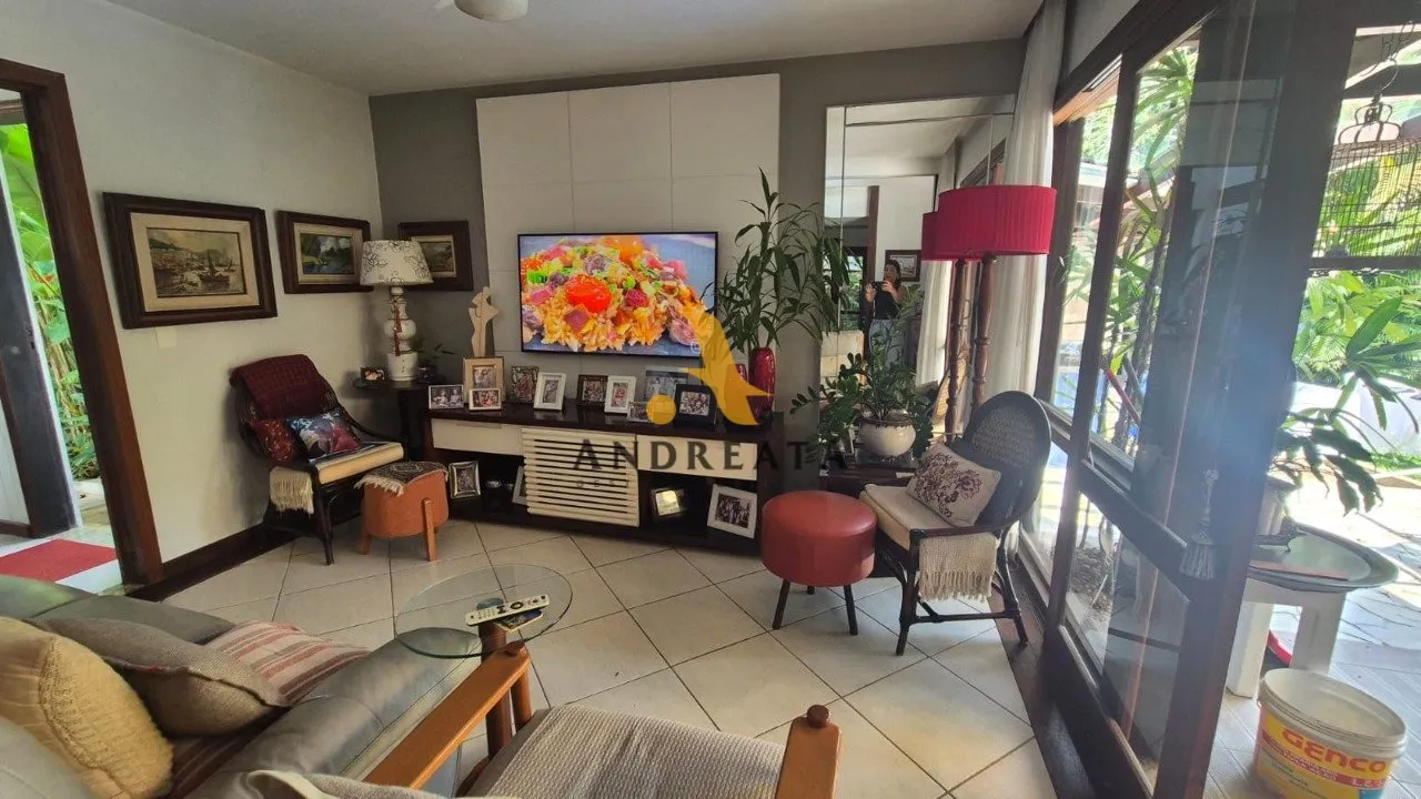 Casa de 307 m² com janelas do piso ao teto e banheira — photo 26