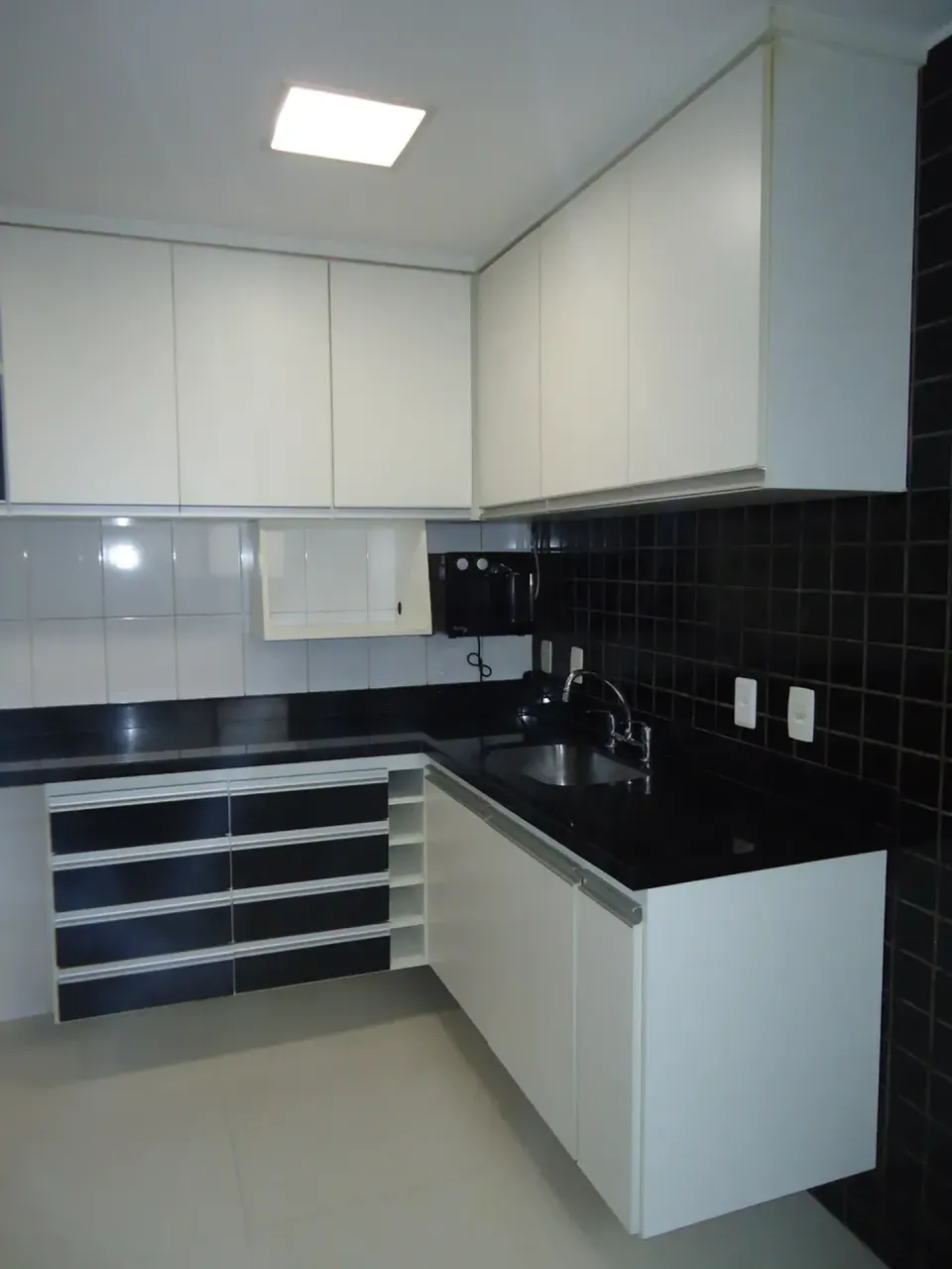 Wood or laminate floors in a 3-bedroom apartment, 107 m² — photo 6