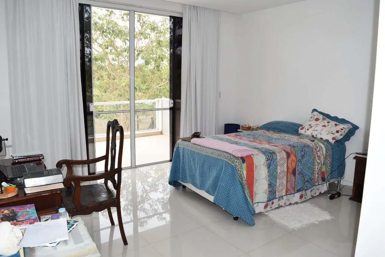 600 m² house with a private pool and a bathtub — photo 13
