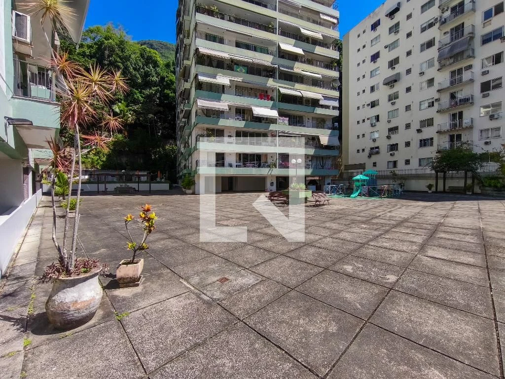 Furnished 4-bedroom apartment with balcony — photo 43