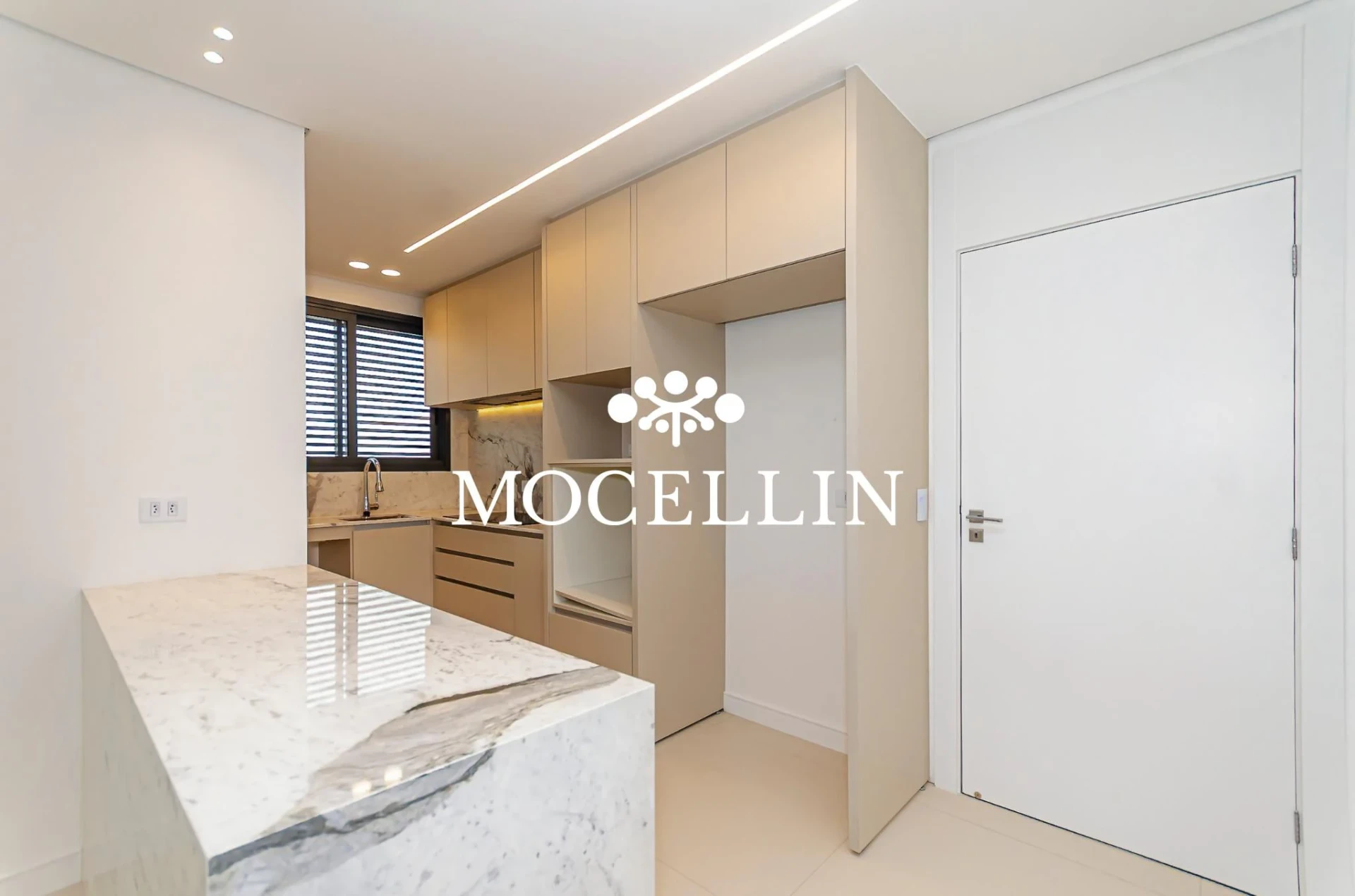 Floor-to-ceiling windows in a 3-bedroom apartment, 242 m² — photo 22