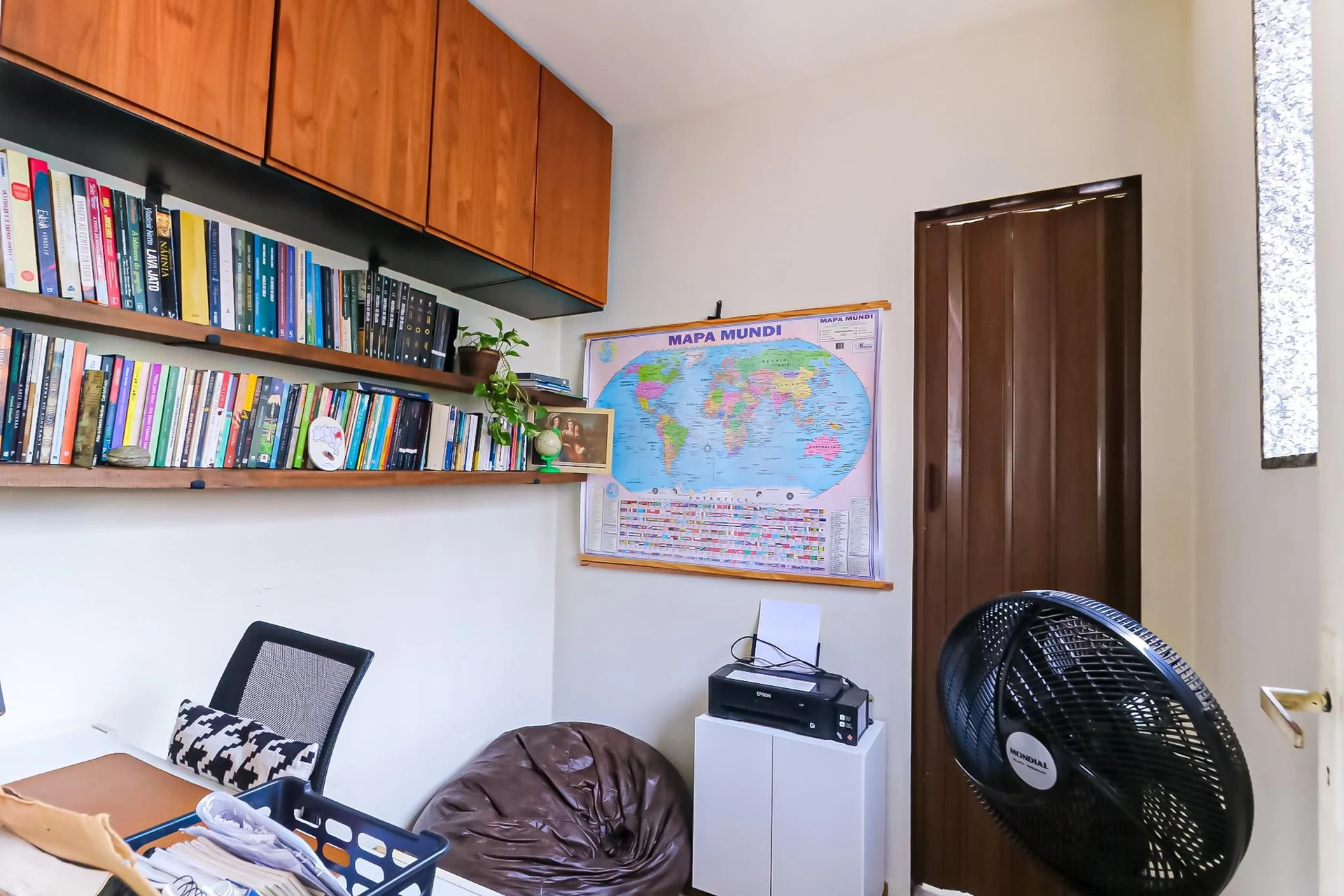 Furnished 2-bedroom apartment with open-plan kitchen — photo 7