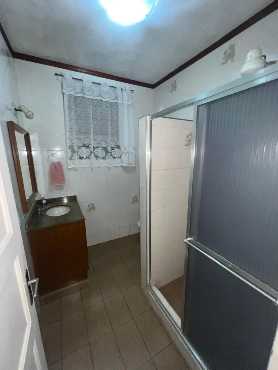 Casa com 4 quartos e cozinha fechada com armários — photo 8