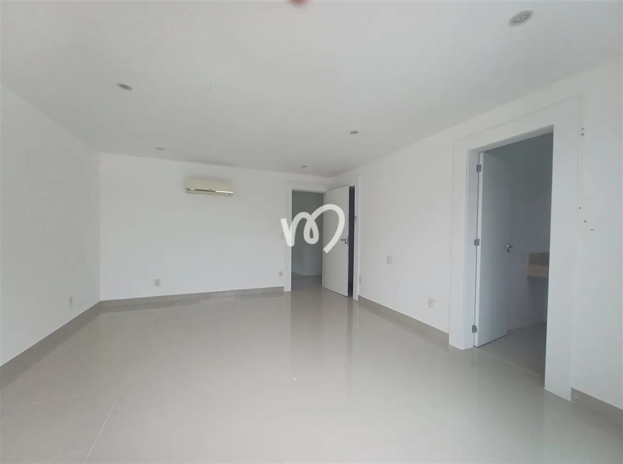 900 m² house with 5 bedrooms and 5 parking spaces — photo 10