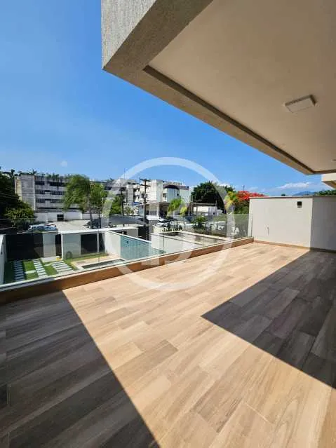 House with 4 bedrooms, 5 bathrooms and open-plan kitchen — photo 26