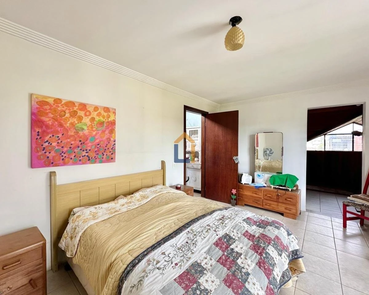 5-bedroom house with a home office — photo 3