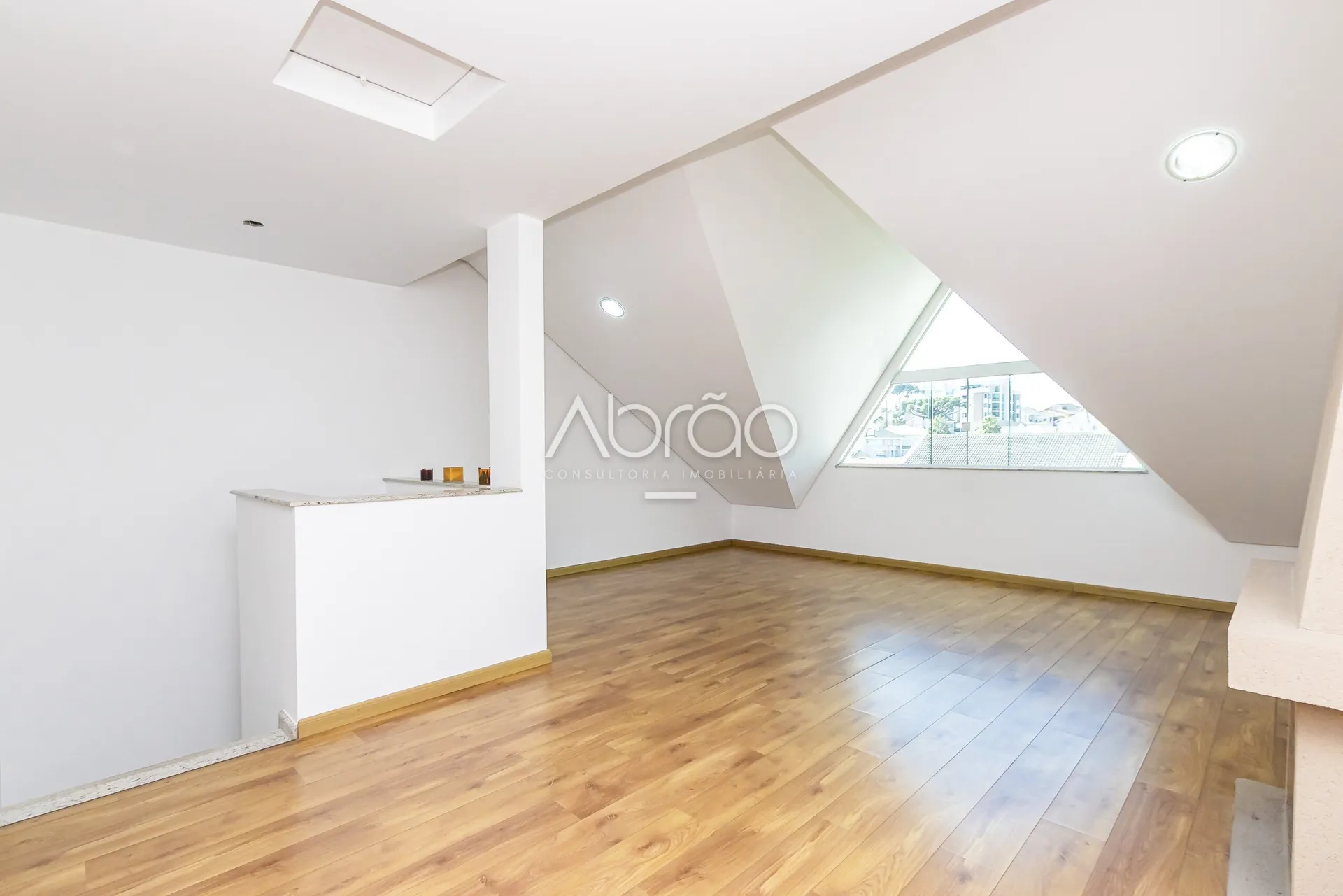 4-bedroom house with a fireplace — photo 26