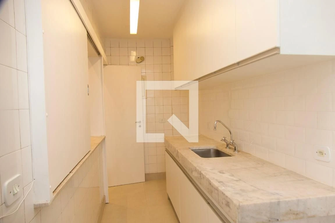 1-bedroom apartment with enclosed kitchen and balcony — photo 4