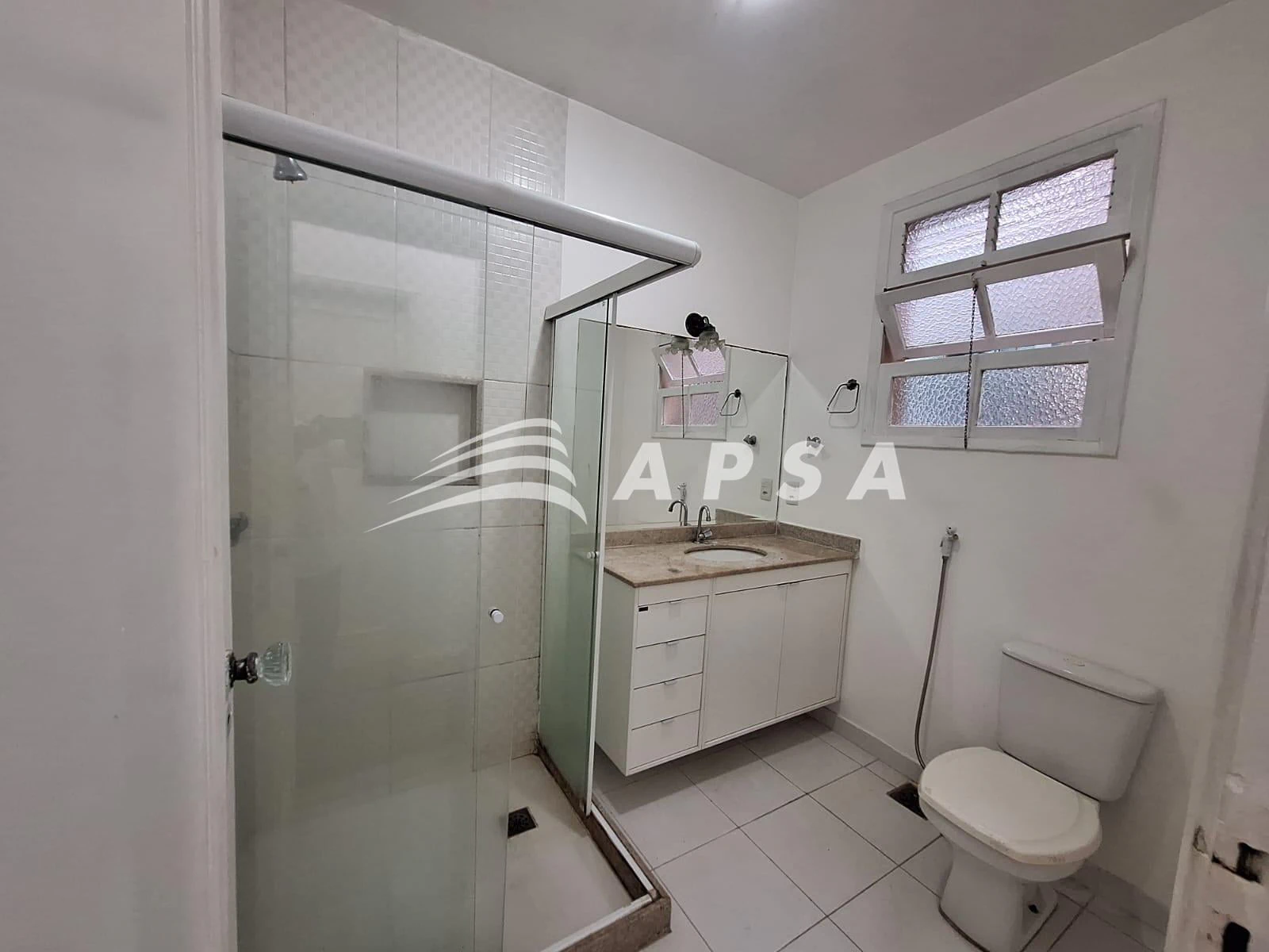 Apartamento de 2 quartos com piso de madeira ou laminado — photo 7