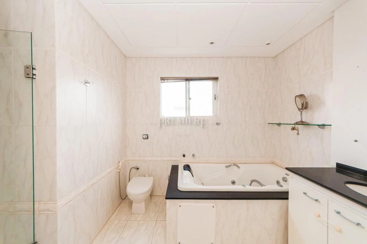 4-bedroom house with 4 parking spaces and open-plan kitchen — photo 35