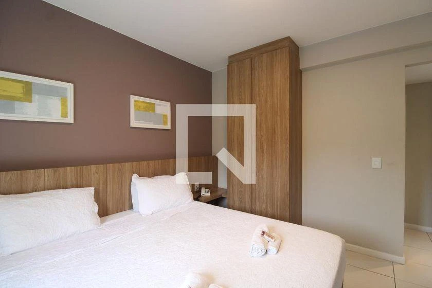 Furnished studio, 28 m², with a glass-enclosed balcony — photo 5