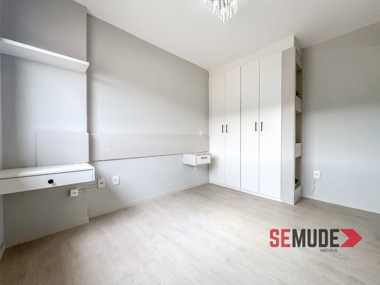 Balcony with a grill in a 2-bedroom apartment, 66 m² — photo 23