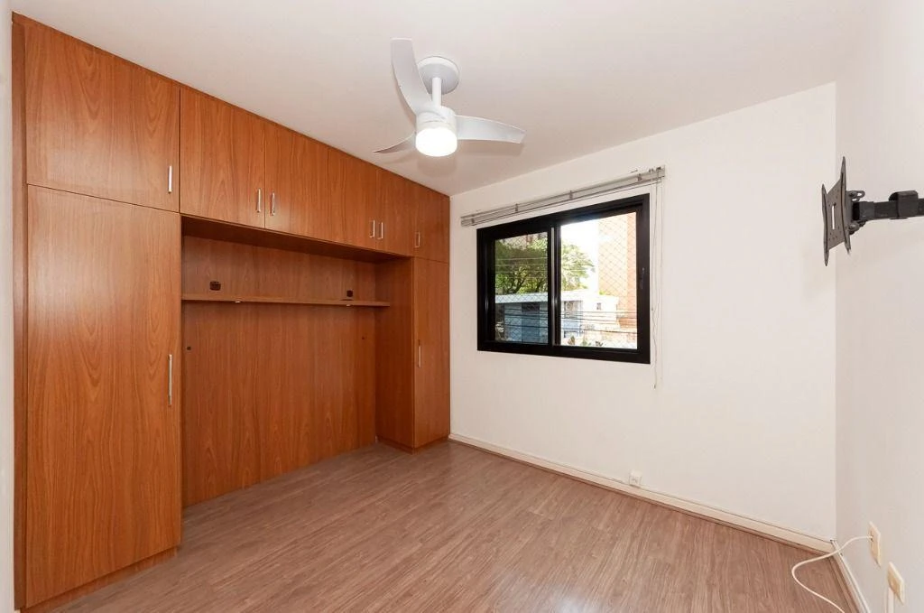 Квартира 90 м² с застеклённым балконом и 2 спальнями