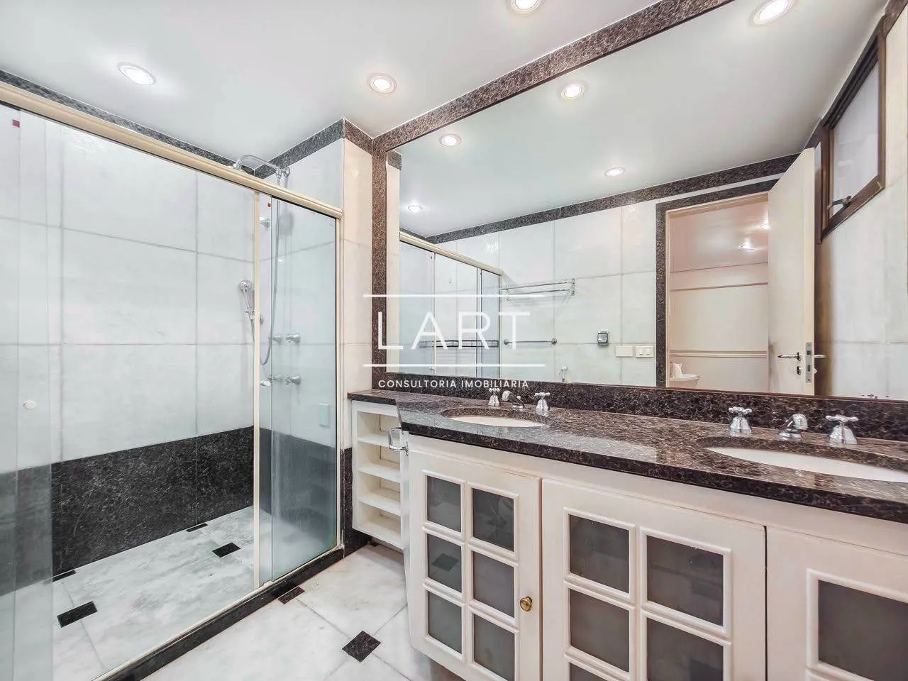 Home office in a 3-bedroom apartment, 191 m² — photo 9