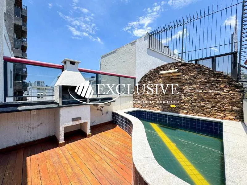 3-bedroom apartment in a building with a pool — photo 5