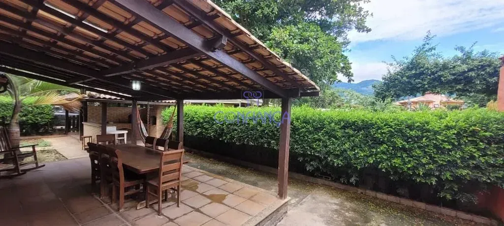 Casa mobiliada com 4 dormitórios e vista para as montanhas