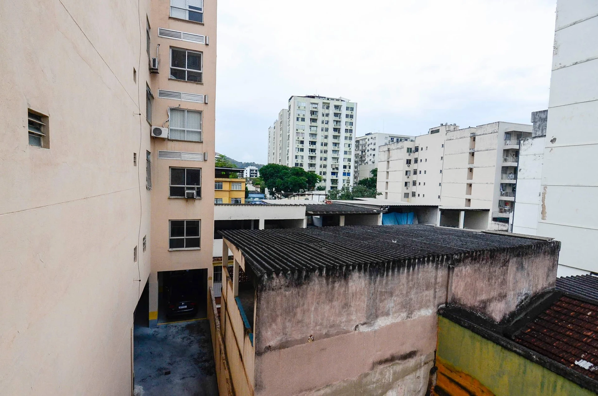 Unfurnished apartment with 2 bedrooms and a balcony — photo 31