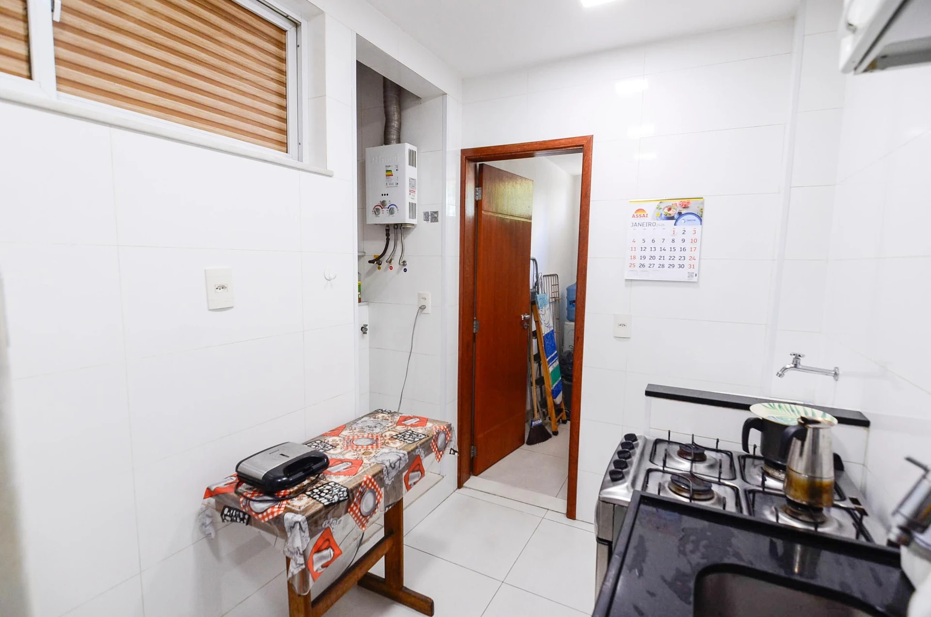 Furnished 1-bedroom apartment with en-suite and 1 parking spot — photo 5
