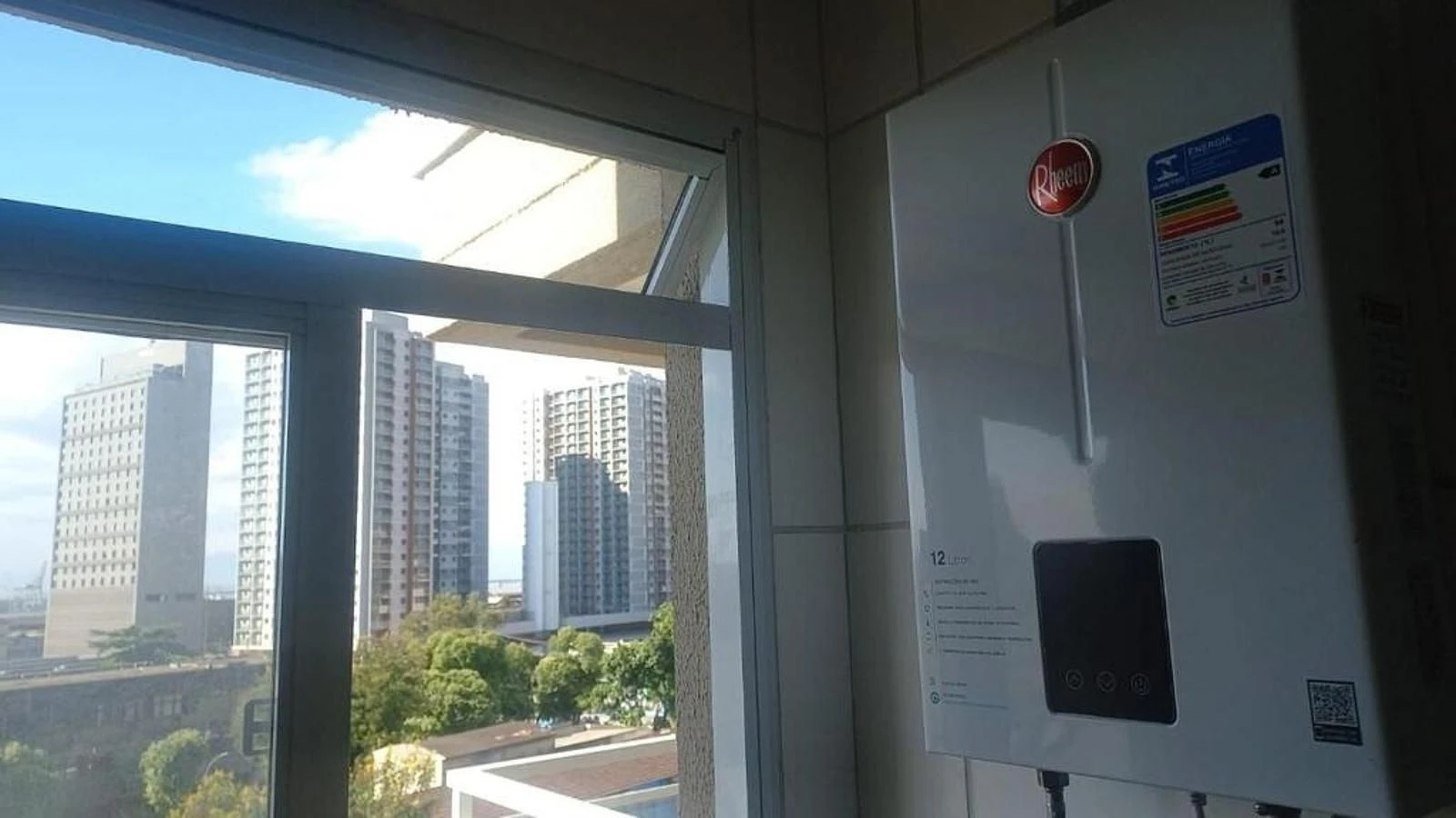 2-bedroom apartment with balcony and laundry area — photo 7
