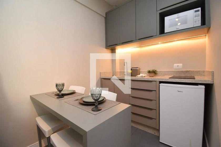 Furnished 1-bedroom apartment with enclosed balcony — photo 2