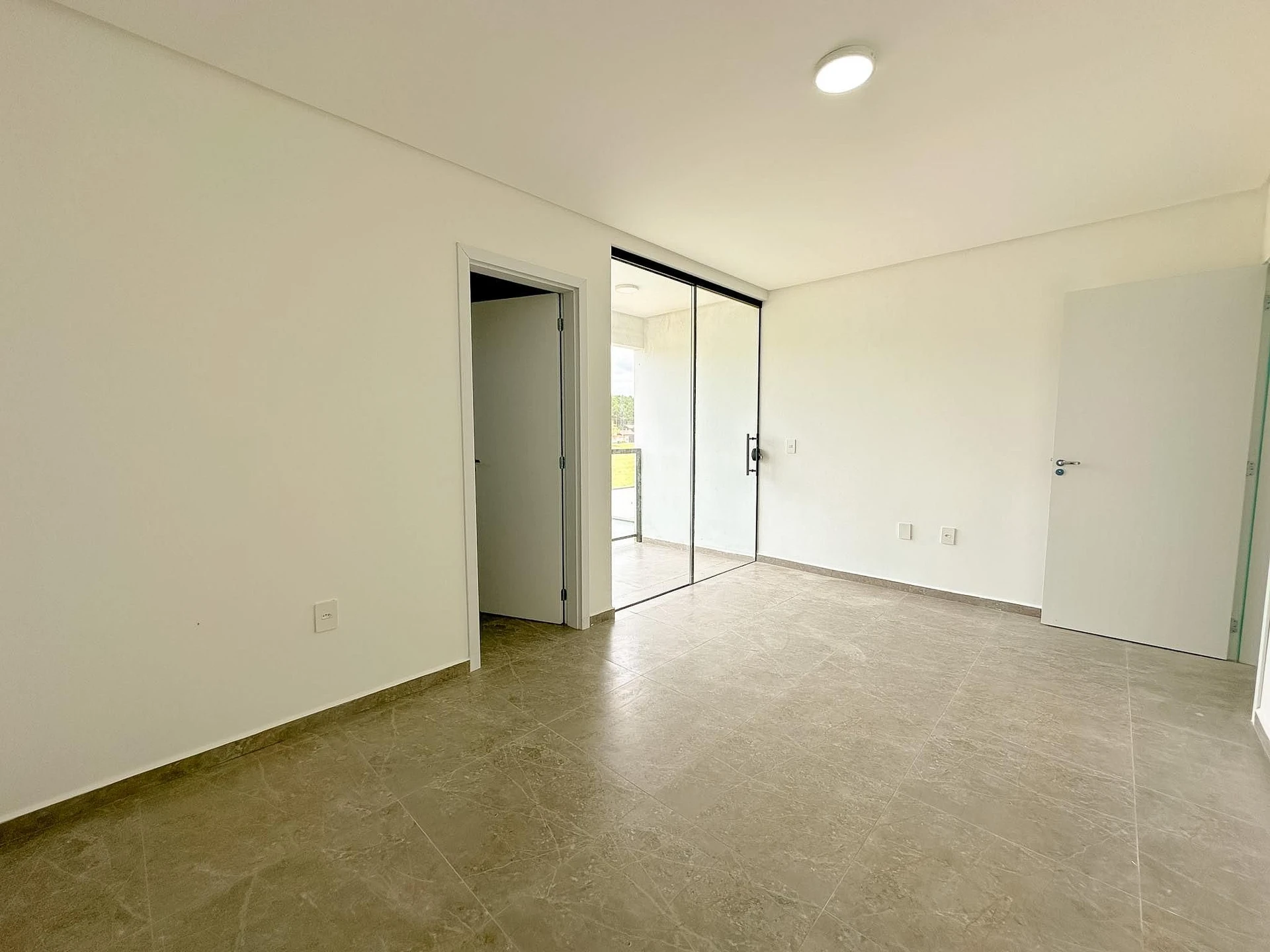 Floor-to-ceiling windows in a 3-bedroom house, 157 m² — photo 10