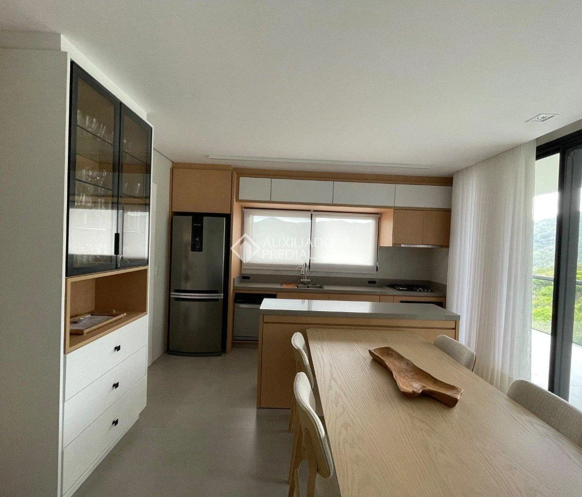 Floor-to-ceiling windows in a one-bedroom house, 158 m² — photo 6