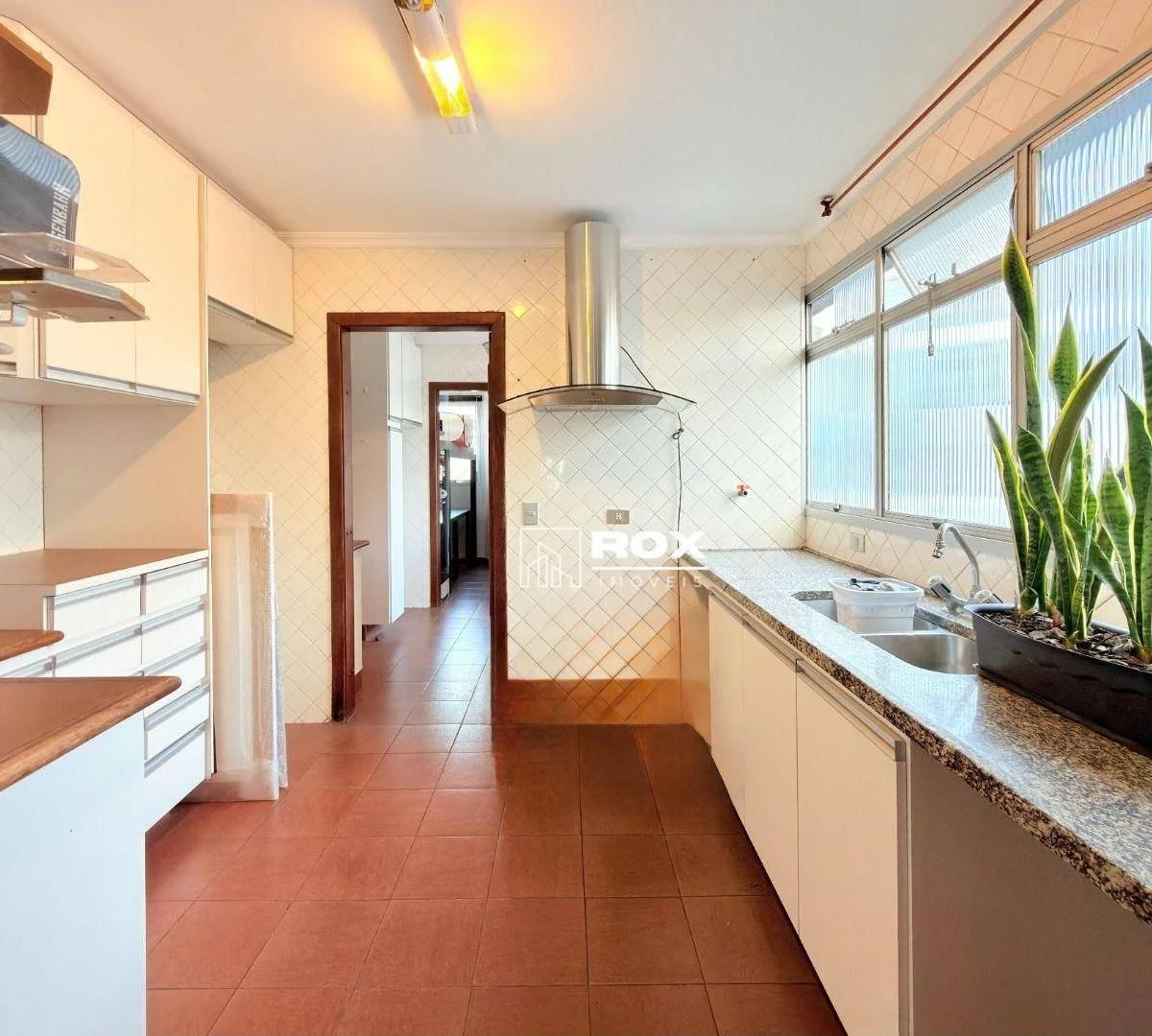 Furnished apartment, 170 m², with a glass-enclosed balcony — photo 2