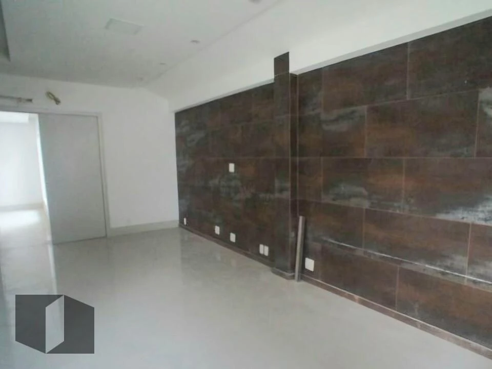 Balcony with a grill in a 4-bedroom house, 330 m² — photo 10