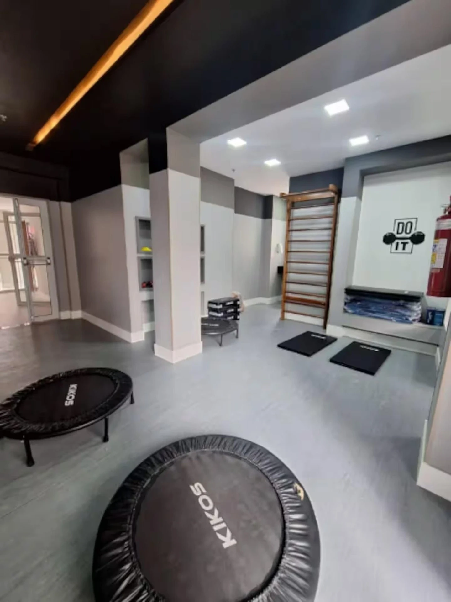 2-bedroom apartment with balcony and laundry area — photo 19