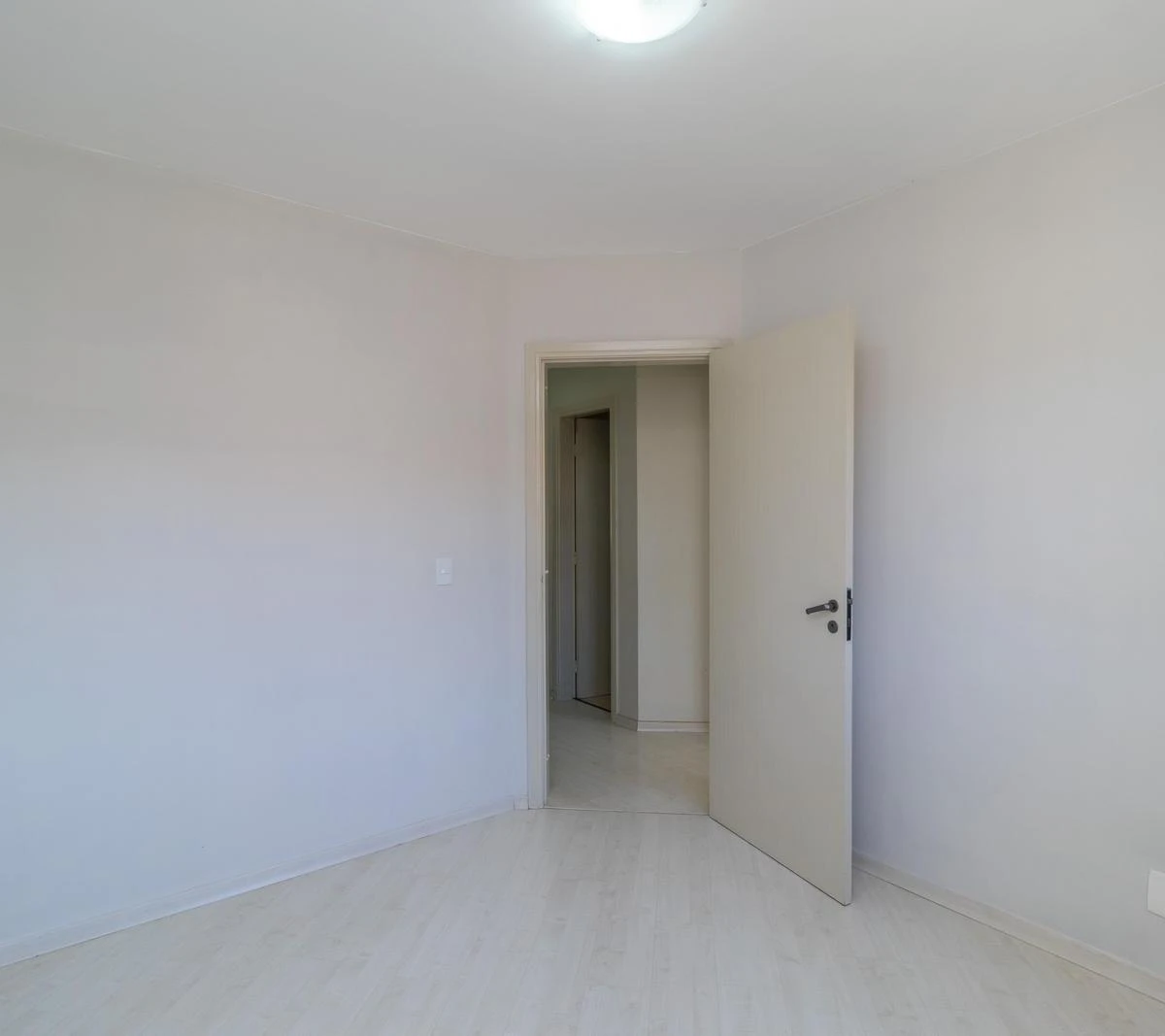Walk-in closet in a 3-bedroom house, 140 m² — photo 7