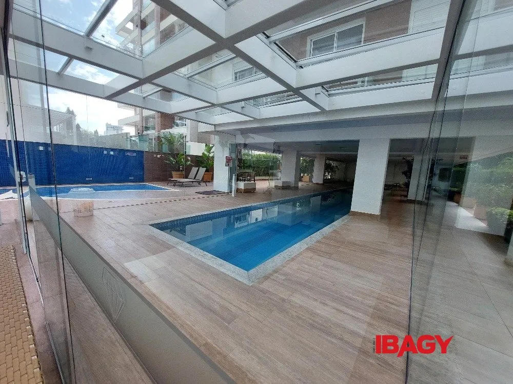 4-bedroom apartment in a building with a pool — photo 10