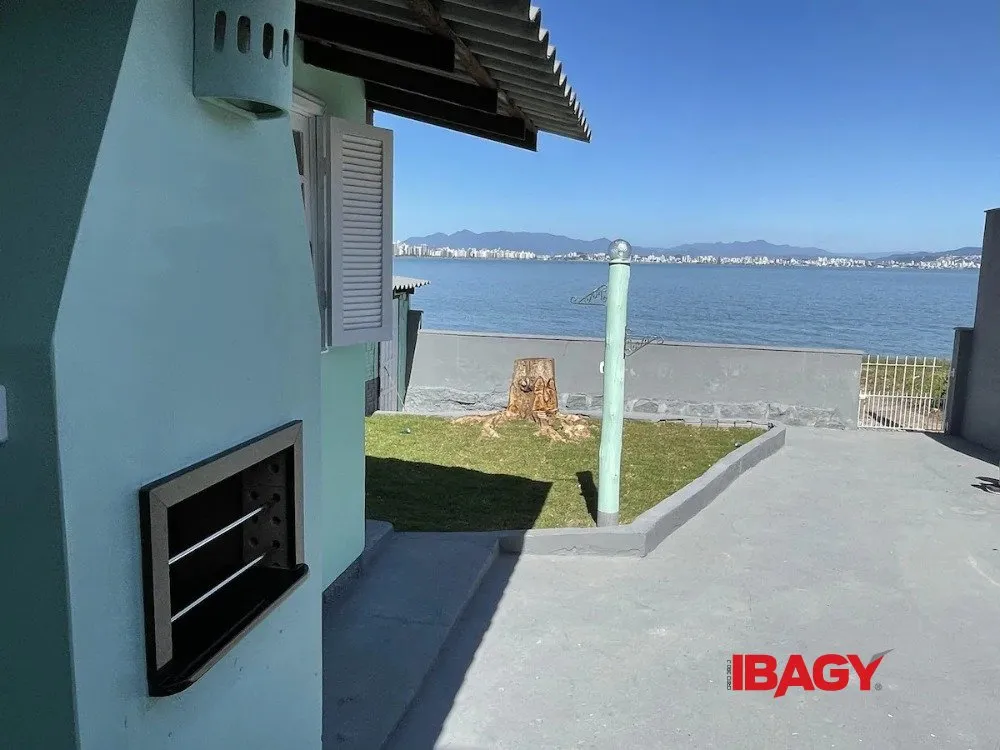 3-bedroom house with a water view in Florianópolis — photo 47