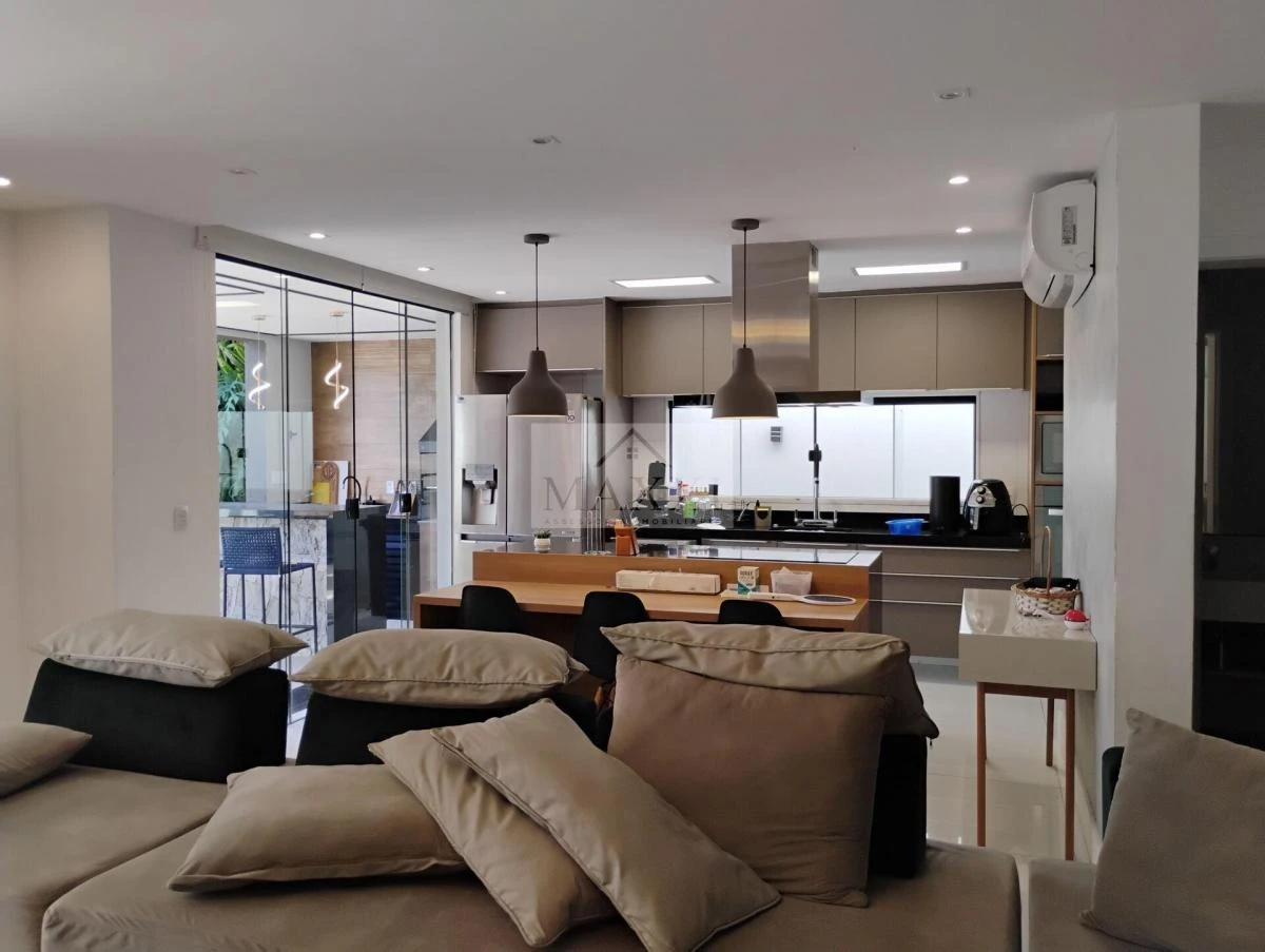 290 m² house with 3 en-suite bedrooms and glass balcony — photo 6