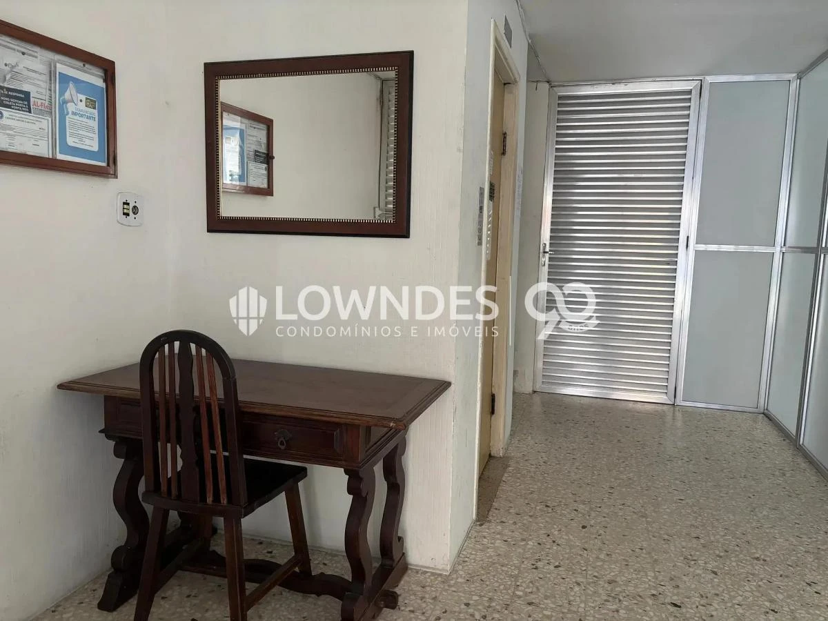 One-bedroom apartment with wood or laminate floors — photo 13
