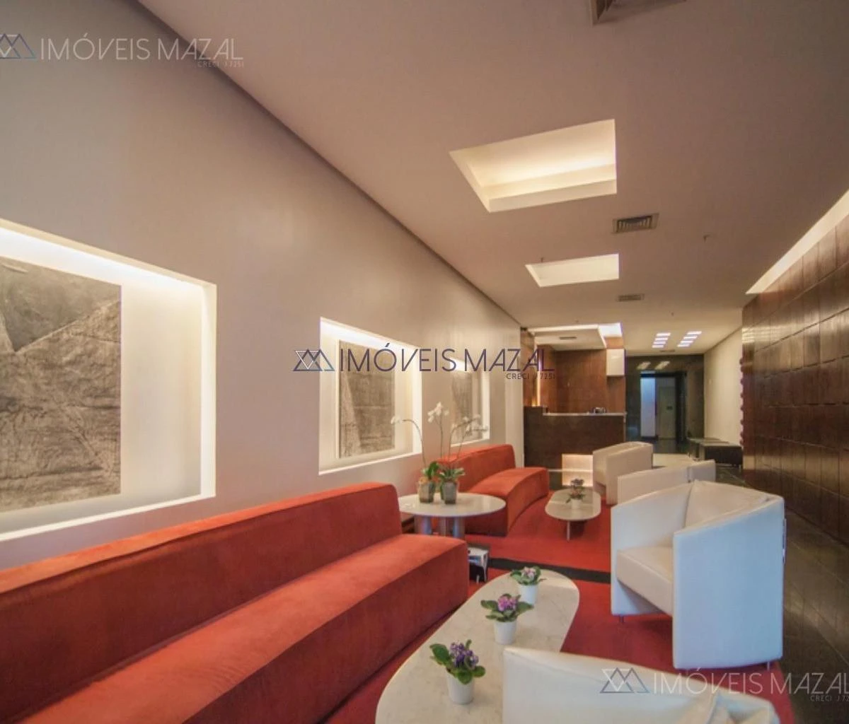 Glass-enclosed balcony in a one-bedroom apartment, 102 m² — photo 50