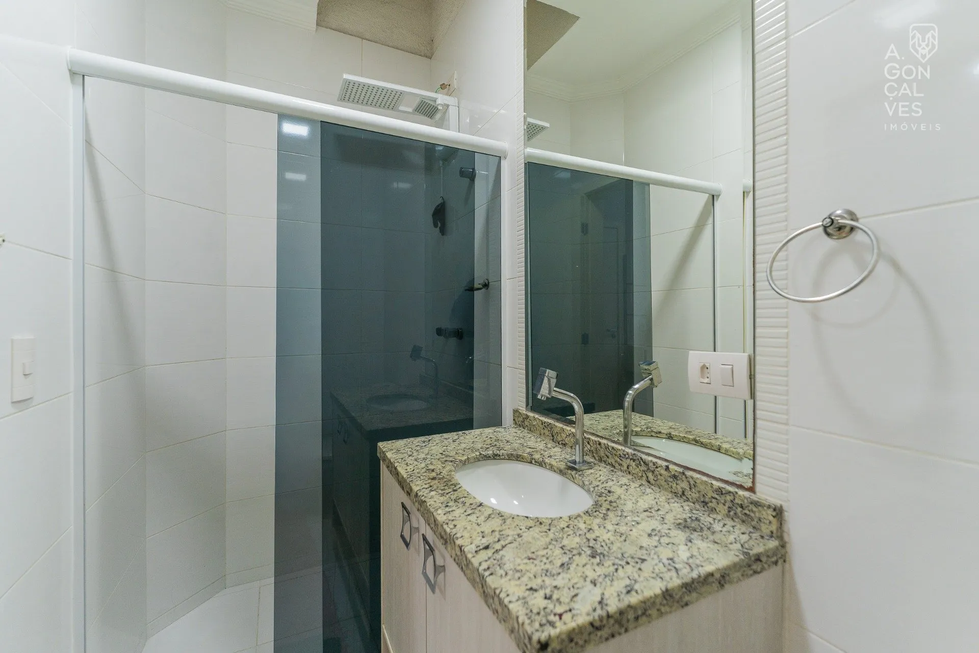 House with 3 bedrooms and a closed kitchen with gas stove — photo 21