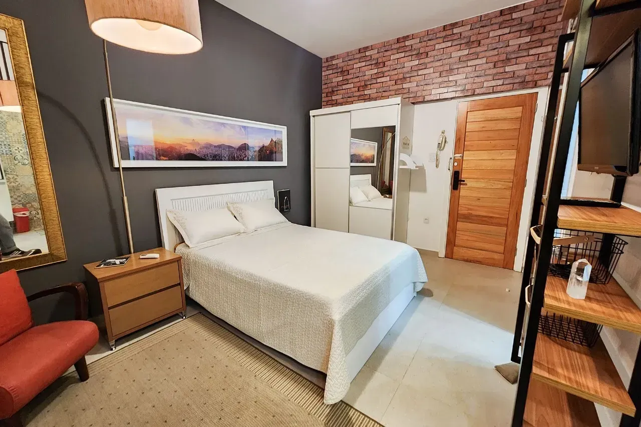 One-bedroom apartment with a washing machine — photo 3