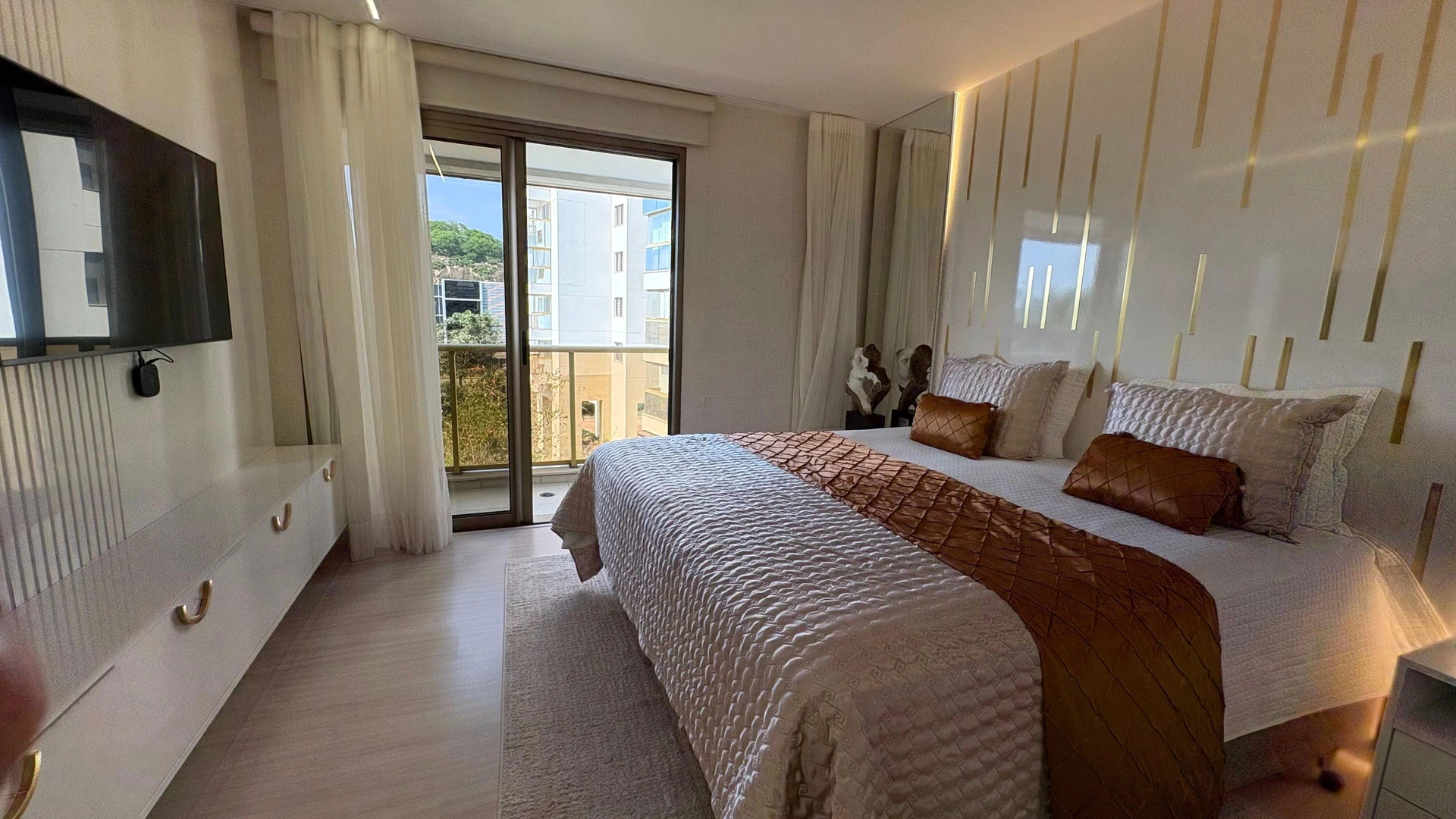 Jacuzzi in a 5-bedroom apartment, 217 m² — photo 6