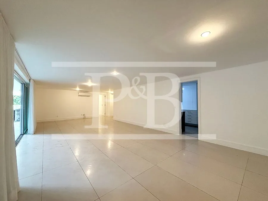 4-bedroom 300 m² apartment with a balcony — photo 10