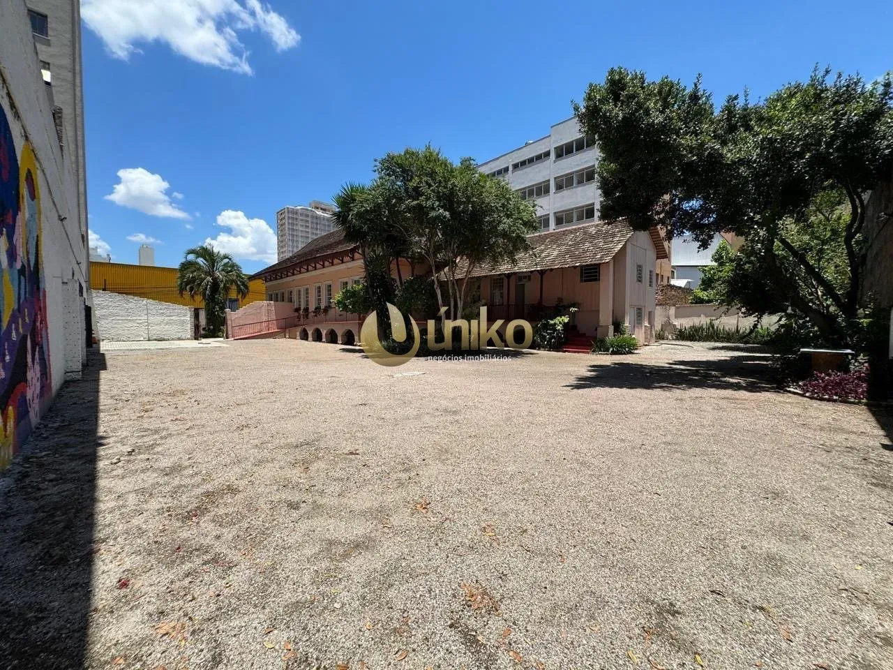 House with 3 bedrooms, 1 bathroom, 5 parking spaces — photo 4