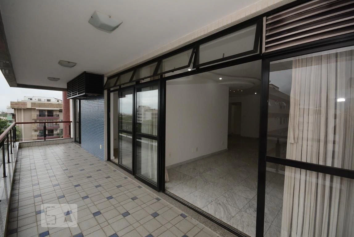 4-bedroom apartment in a building with a pool — photo 6