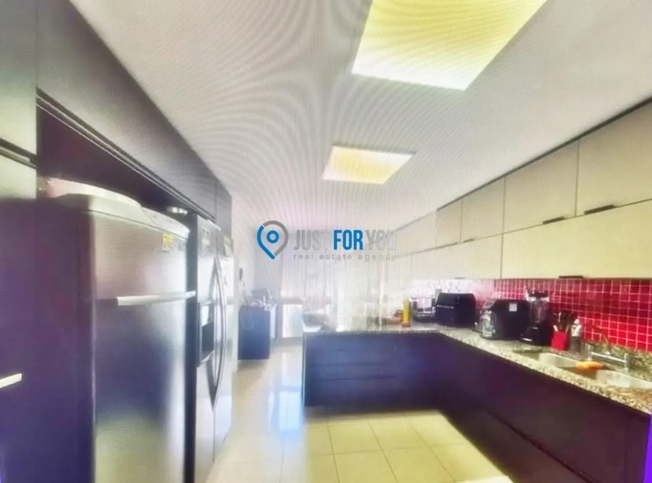 4-bedroom apartment in a building with a pool — photo 2
