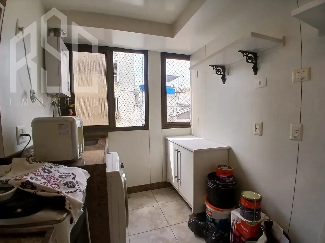 Balcony with a grill in a 2-bedroom apartment, 153 m² — photo 16