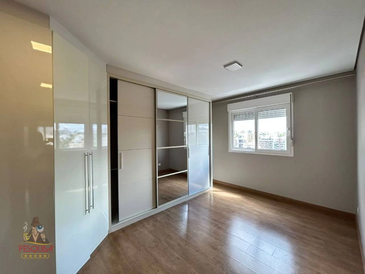 4-bedroom apartment with a bathtub — photo 26