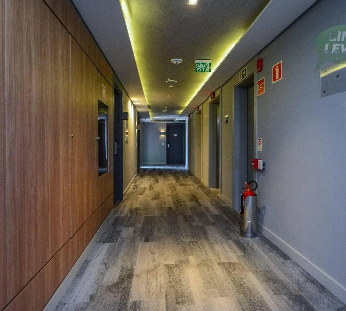 One-bedroom apartment in a building with a coworking space — photo 39